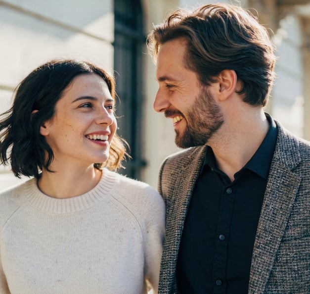 2 Personen diskutieren und lachen miteinander