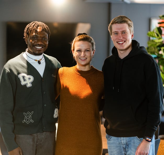 Ein Gruppenfoto von Timothy mit zwei seiner Kolleg:innen aus Stockholm