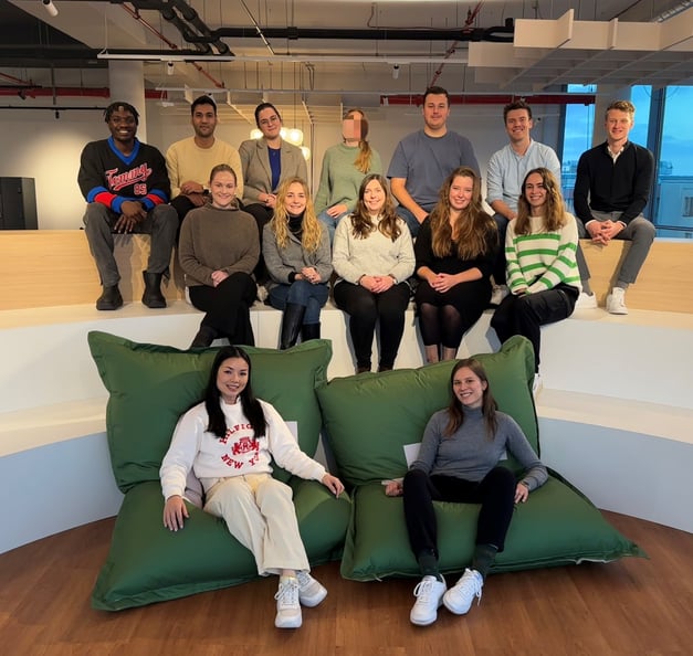 Timothy und 13 weitere Trainees versammelt im Berliner Büro von Riverty
