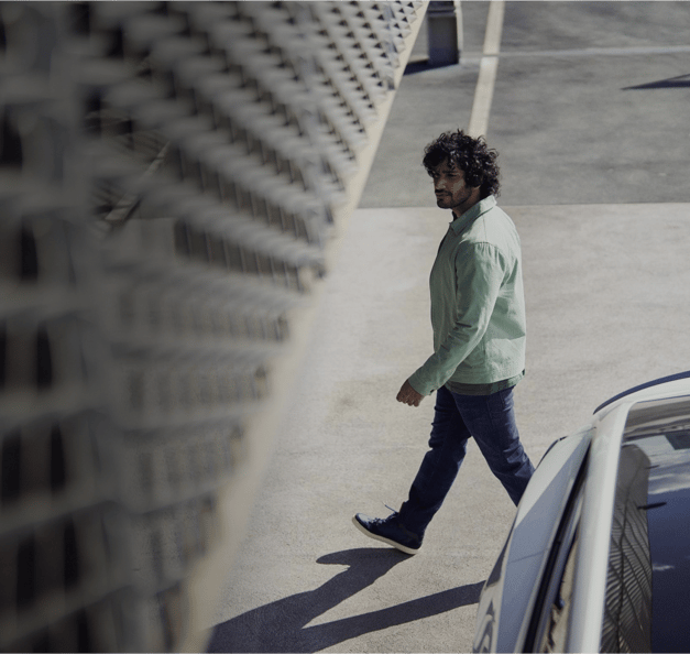 Mann geht in ein Free-Flow Parking Parkhaus
