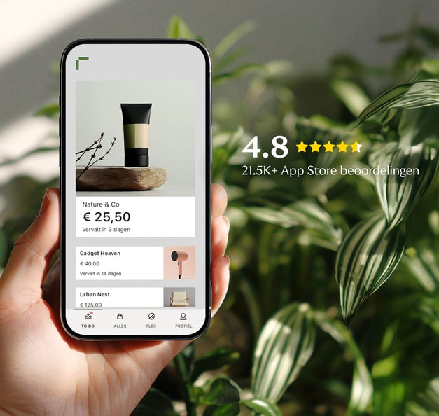 De app van Riverty met een beoordeling van 4,8 sterren, waarmee je nu kunt kopen en later kunt betalen, werd geopend op een smartphonescherm.