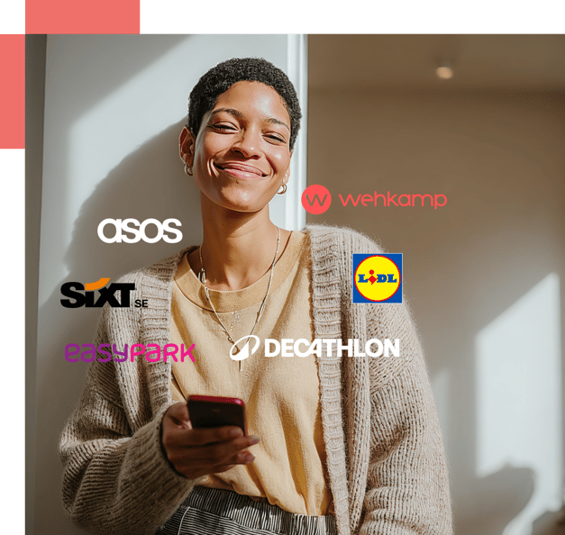 Jonge vrouw die haar telefoon vasthoudt en glimlacht terwijl ze online winkelt. Rondom haar zijn verschillende logo's van online winkels te zien: ASOS, Wehkamp, Lidl, Decathlon, Easy park en SIXT.