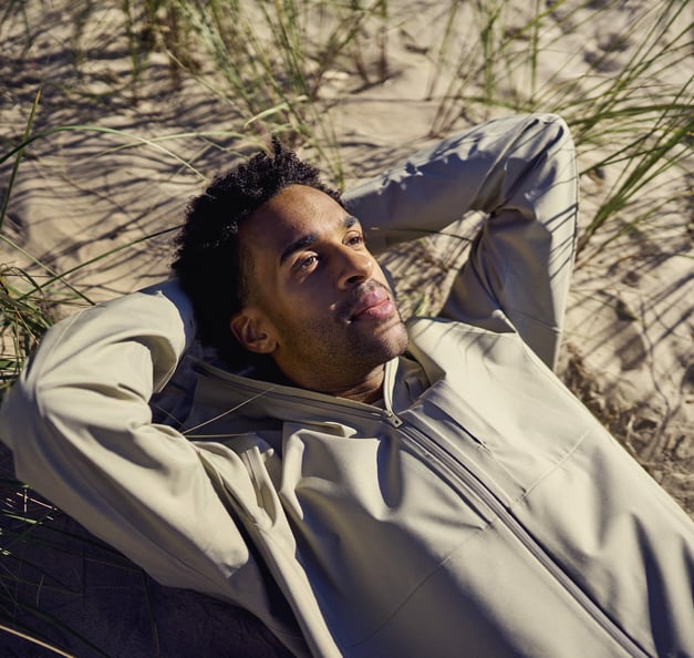 Mann liegt am Strand 