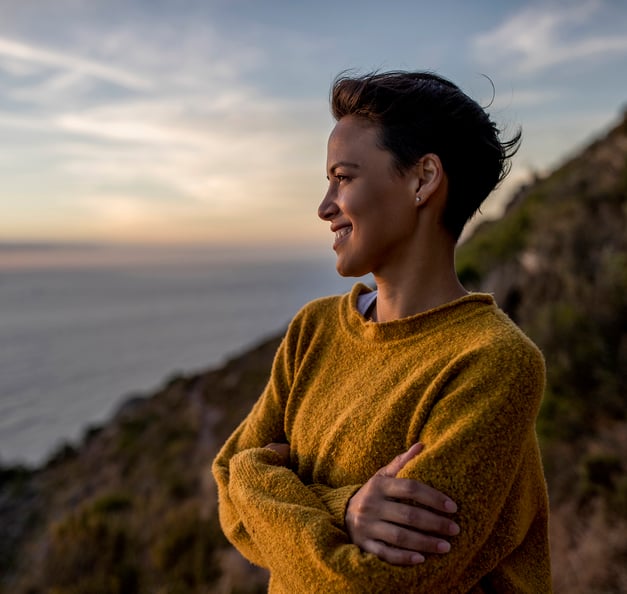Frau steht am Meer