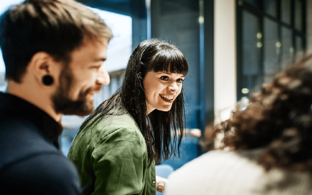 Mann Frau in Diskussion