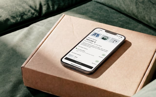a phone with an open Riverty app 
