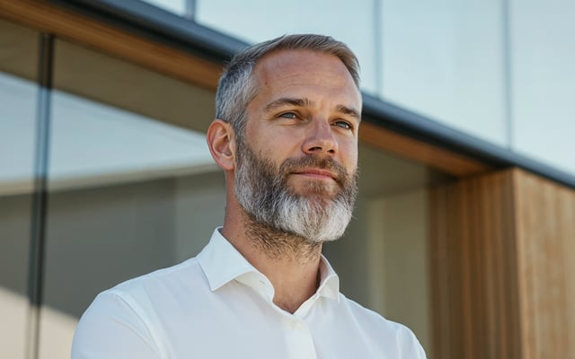 Mann guckt in die Zukunft