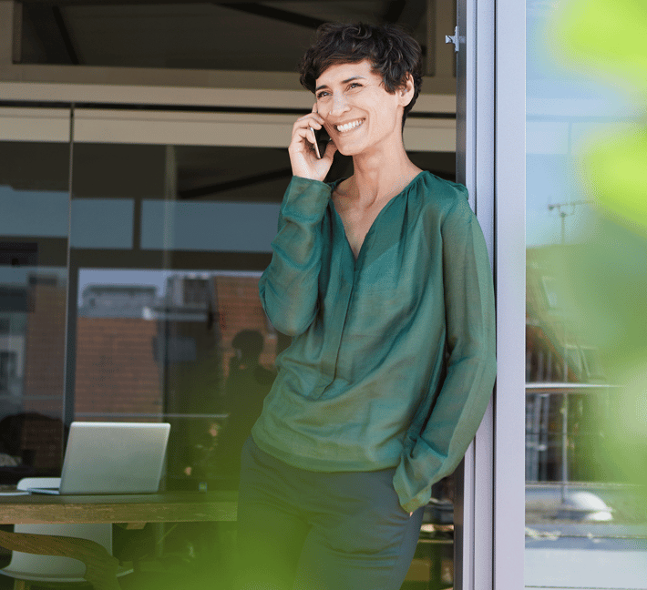 Drei Personen sitzen am Tisch.