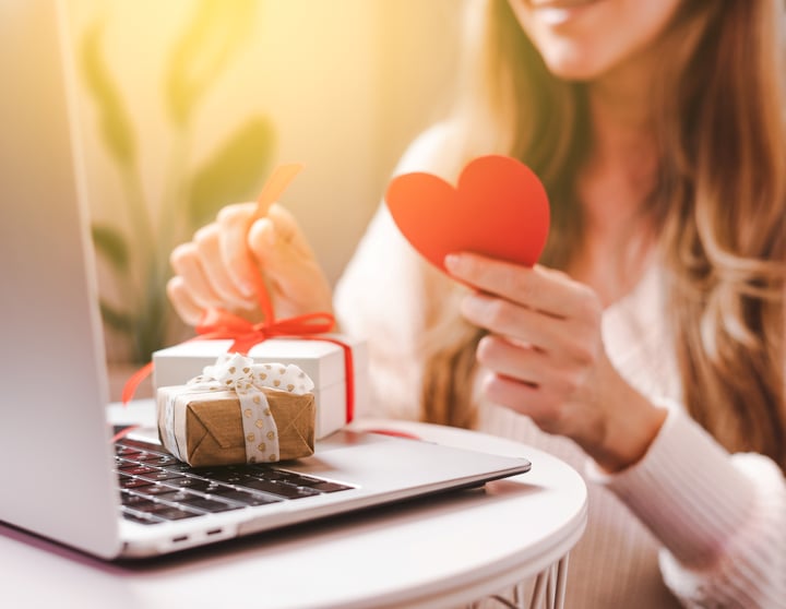 Frau die für Valentinstag online shoppt