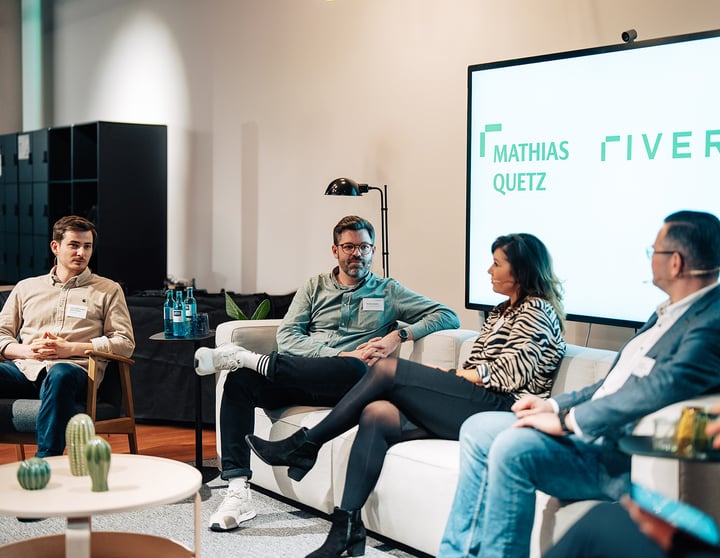 Panelisten auf dem Sofa