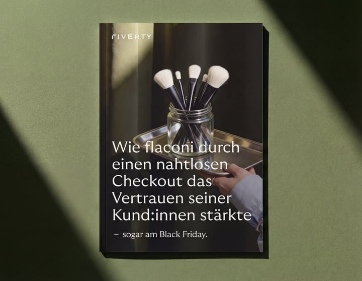 Case-Study-Cover mit Make-up-Pinseln und deutschem Titel über flaconis nahtlosen Checkout.