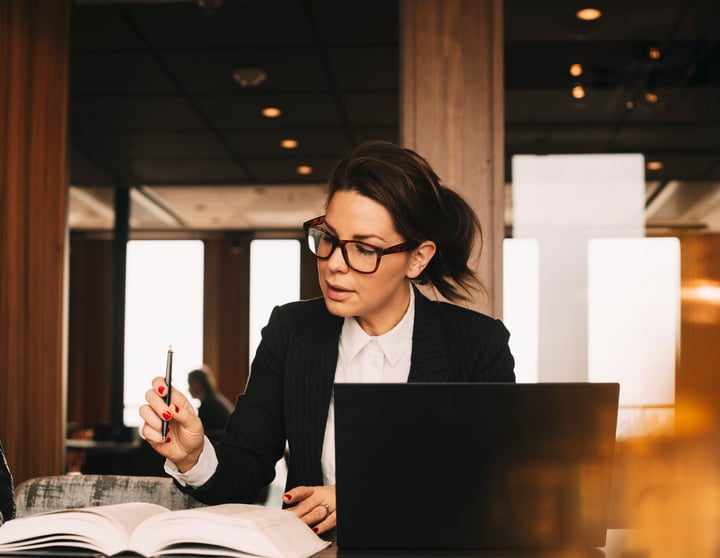 Vrouw bekijkt haar administratie