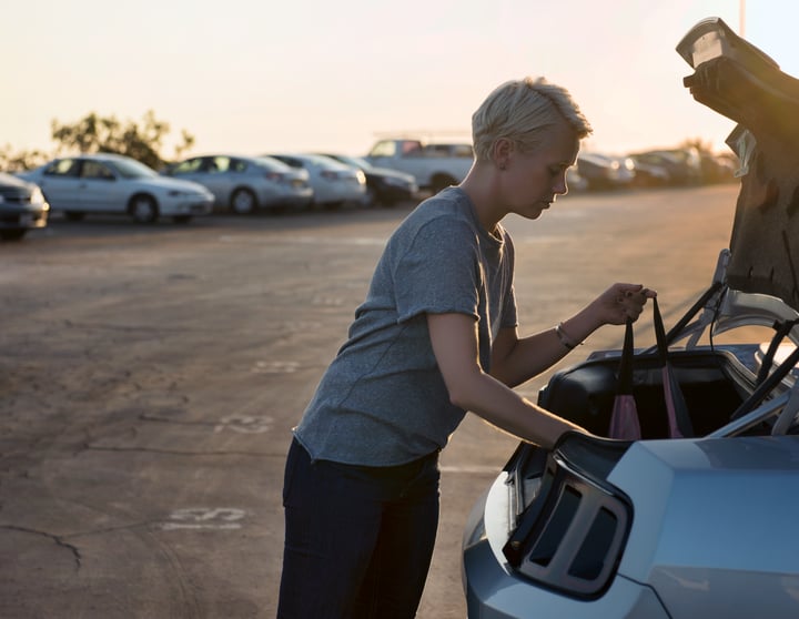 Kvinne laster bilen sin