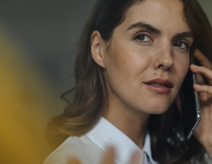 Een vrouw aan de telefoon