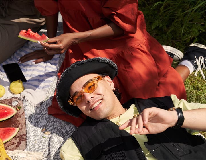 Een groep jonge vrienden geniet samen van een zomerse picknick in het park