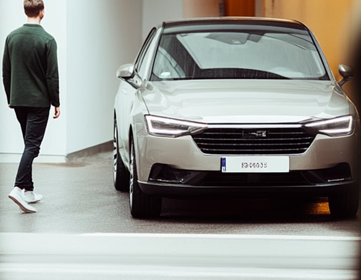 Parkendes Auto in einer Garage 