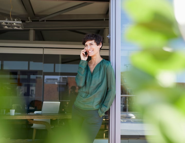 Frau mit Telefon am Ohr