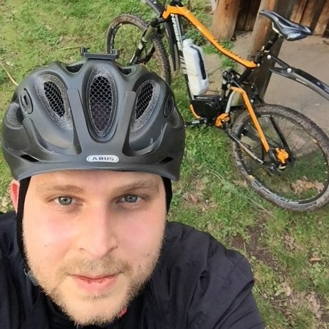 Peter macht ein Selfie vor seinem Fahrrad