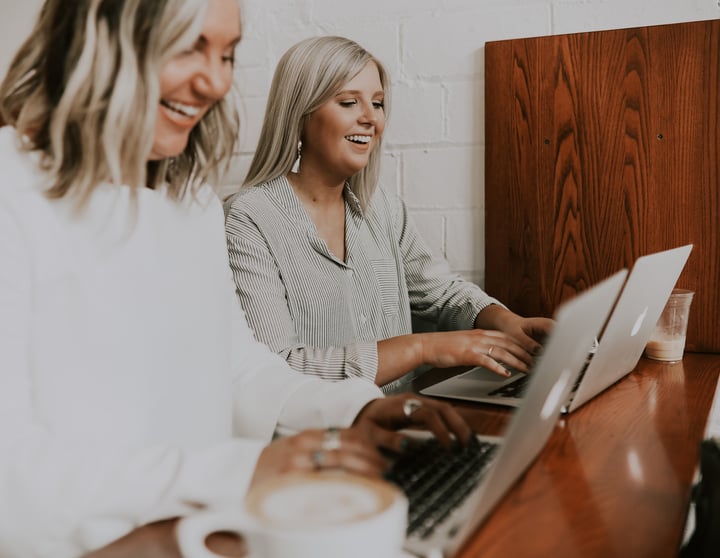 Twee vrouwen zijn online aan het shoppen met Riverty tijdens Black Friday