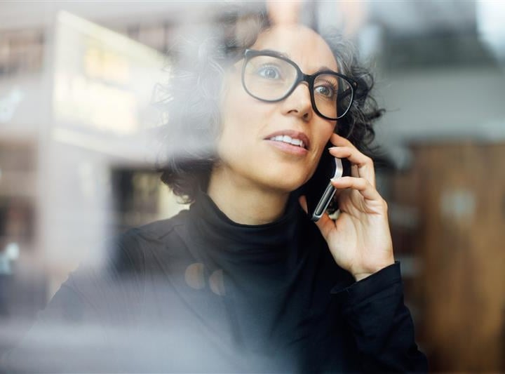 Een vrouw is aan het bellen