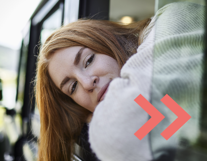 Frau blickt aus dem Fenster eines Autos