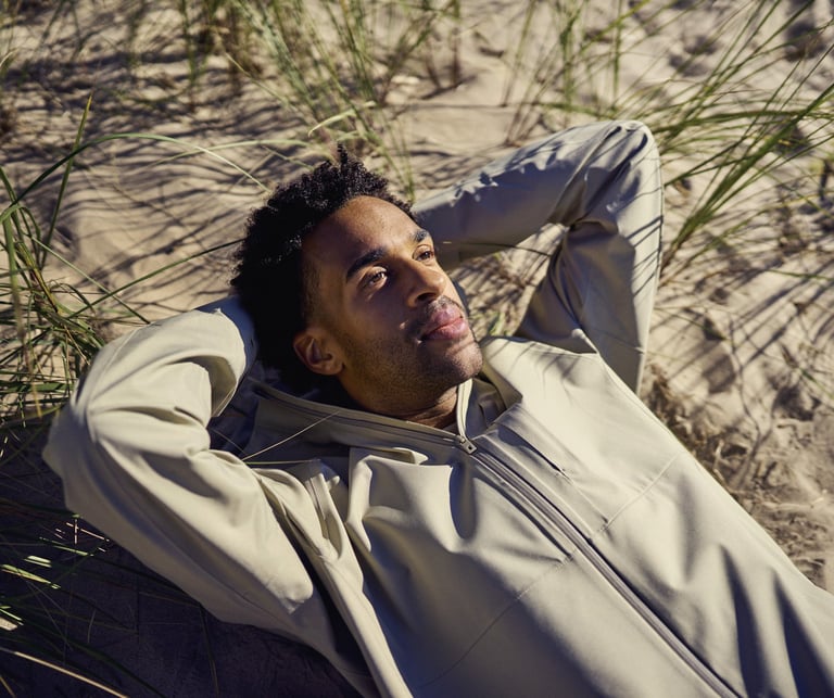 Een man ligt in het gras