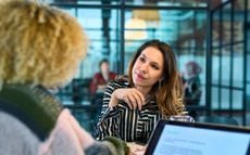 Eine junge Frau sitzt mit ihrer Anwältin im Büro und bespricht die Rechtslage der erhaltenen Inkassokosten