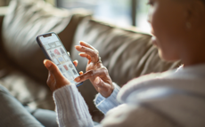 Frau beim Einkaufen am Telefon