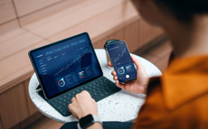 Anzeige von KPIs im Forderungsmanagement auf einem Tablet und Telefon