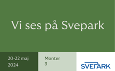 En kvinna står vid parkeringsplats med en mobil i handen