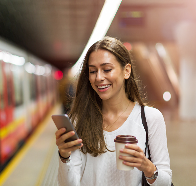 Eine Frau am Handy im Hintergrund ist eine U-Bahn