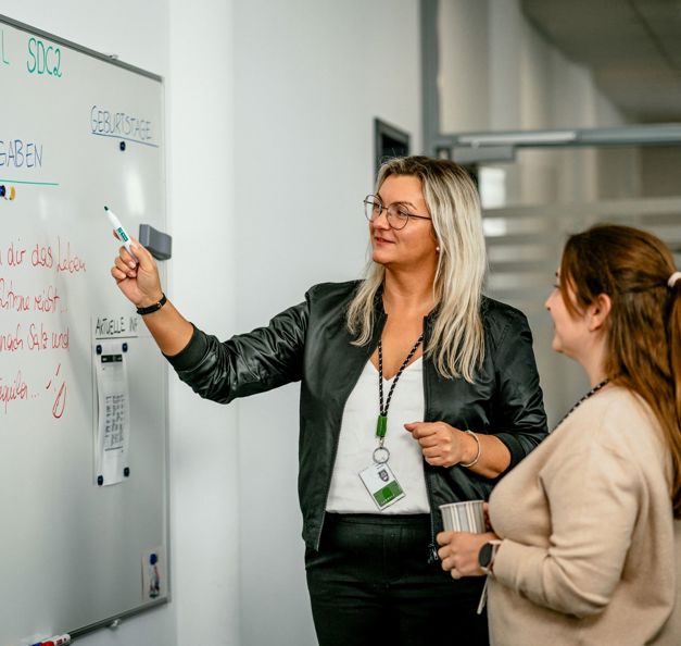 Mann im call center im Gespräch