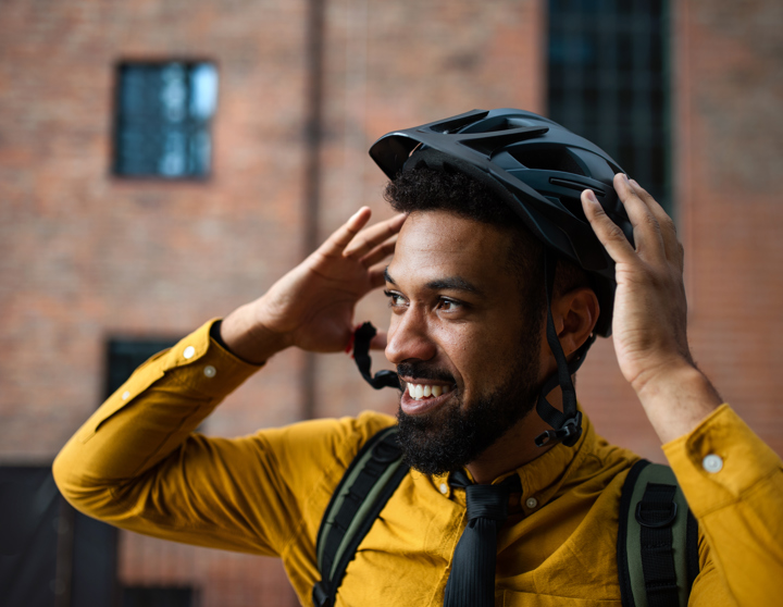 Mann mit Fahrradhelm in der Innenstadt