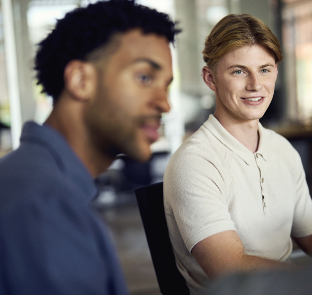 Zwei junge Trainees in einem modernen Büro.
