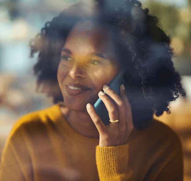 Frau am Telefon