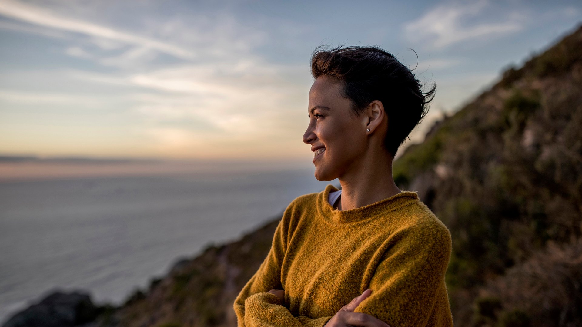 Frau steht am Meer