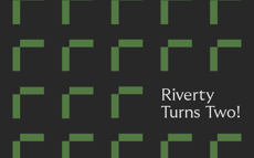 Zwarte afbeelding met groen Riverty-logo, tekst met de tekst "Riverty Turns 2!"