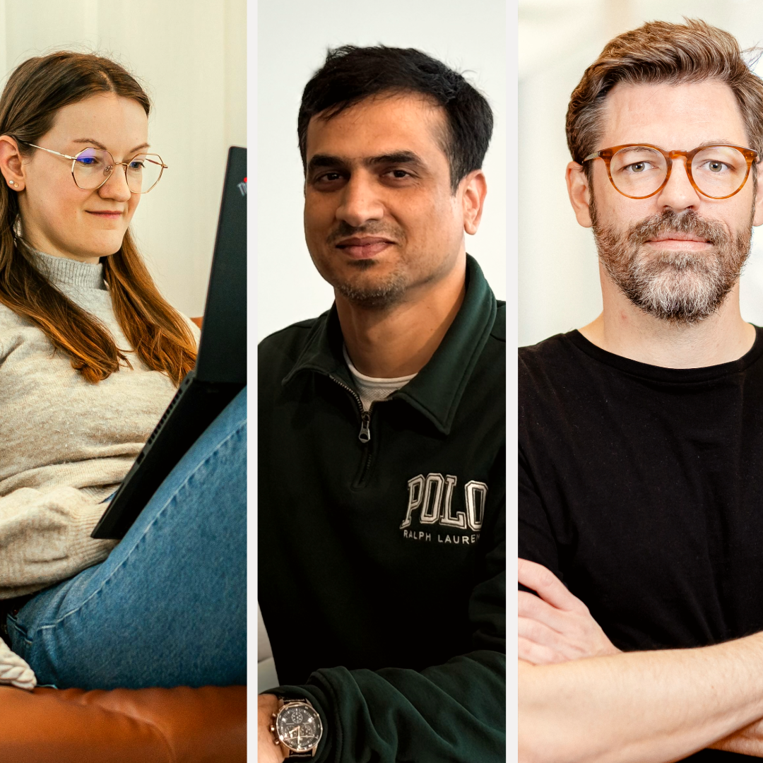 Drei Personen sind in einem geteilten Porträtbild zu sehen. Links sitzt eine Person mit langen braunen Haaren, Brille und grauem Pullover entspannt auf einem Sofa und arbeitet konzentriert an einem Laptop. In der Mitte blickt eine Person mit kurzen dunklen Haaren, Dreitagebart und dunkelgrünem Pullover mit "Polo Ralph Lauren"-Logo freundlich in die Kamera. Rechts steht eine Person mit braunem Haar, Brille und schwarzem T-Shirt mit verschränkten Armen vor einem hellen Hintergrund und schaut selbstbewusst in die Kamera. Das Bild vermittelt Vielfalt und Professionalität in einem inklusiven Arbeitsumfeld.